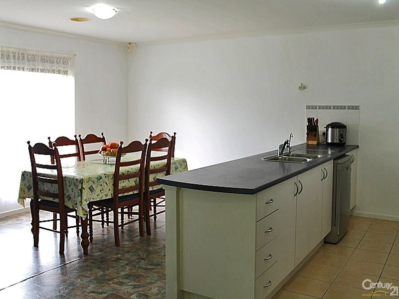 19  Taplan Crescent, Cranbourne West VIC 3977