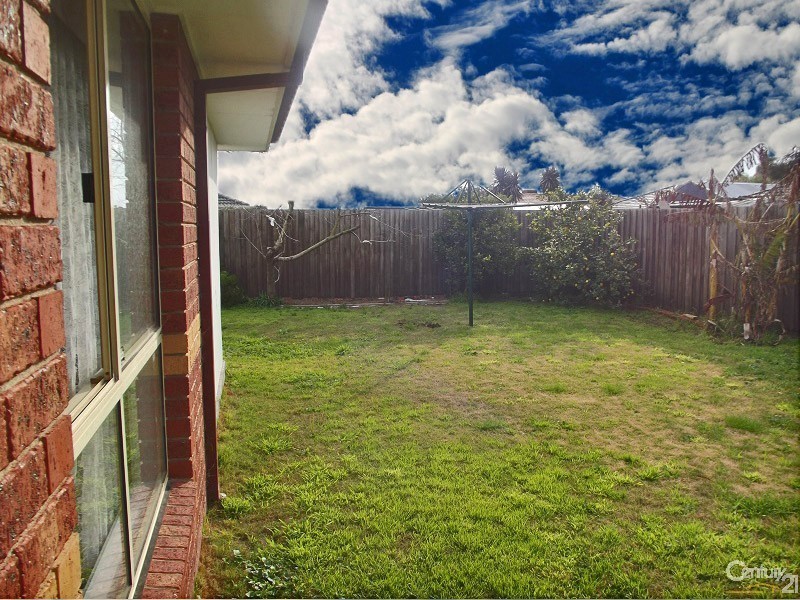 19  Taplan Crescent, Cranbourne West VIC 3977