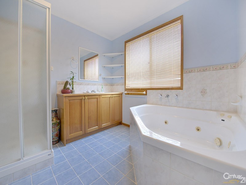 51 Sneddon Drive, Narre Warren South VIC 3805
