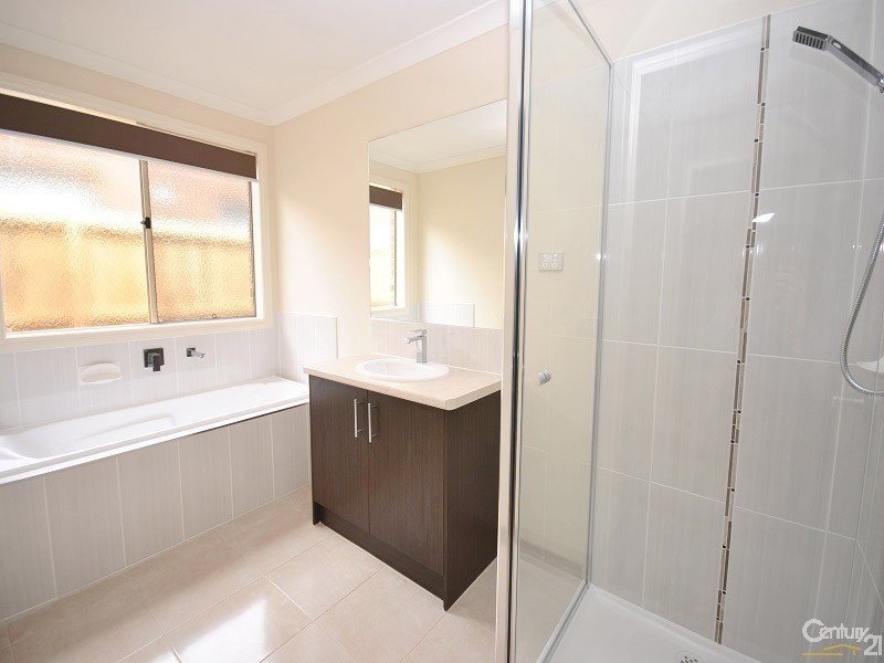 13 Longmeadow Road, Officer VIC 3809