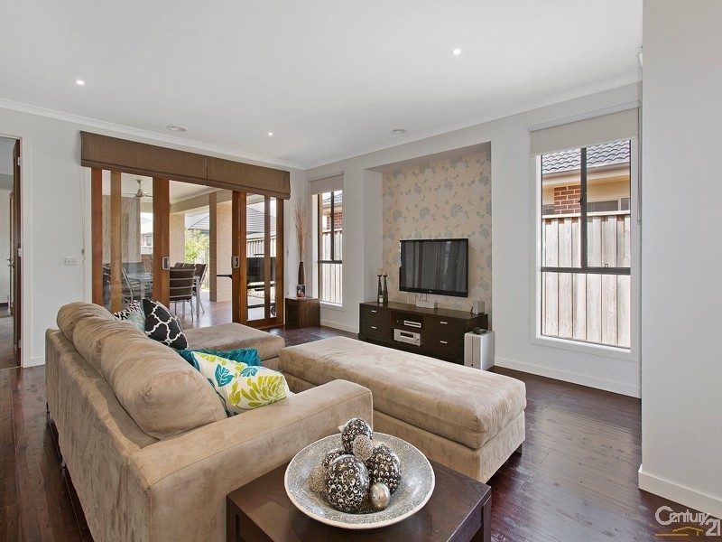 6 Grassland Crescent, Officer VIC 3809