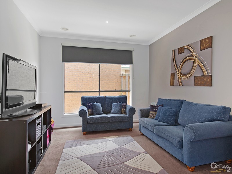 6 Grassland Crescent, Officer VIC 3809