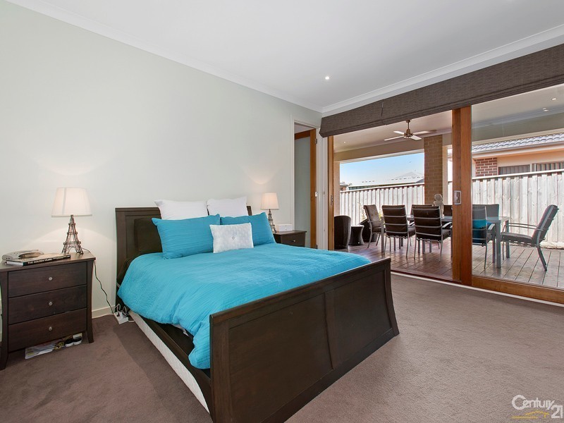 6 Grassland Crescent, Officer VIC 3809