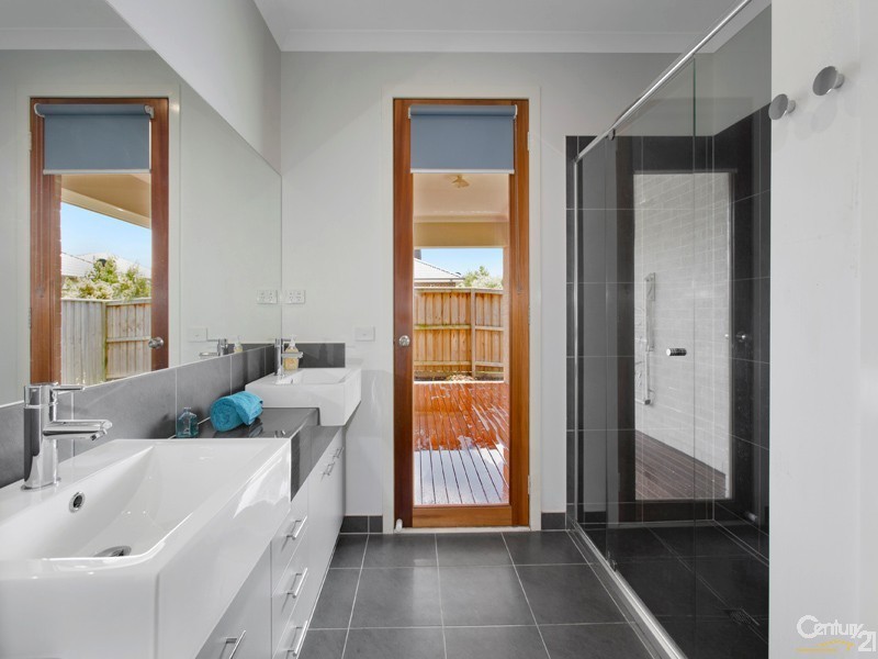 6 Grassland Crescent, Officer VIC 3809