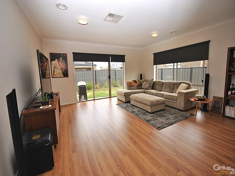 4  Hackney Circuit, Clyde North VIC 3978