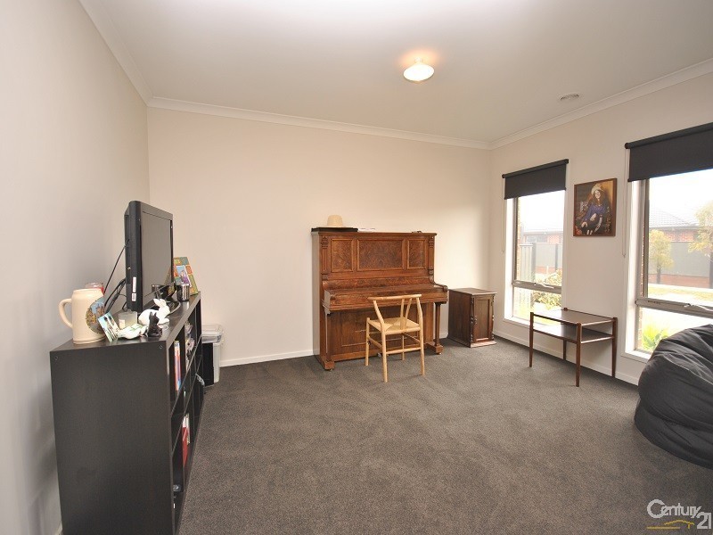 4  Hackney Circuit, Clyde North VIC 3978