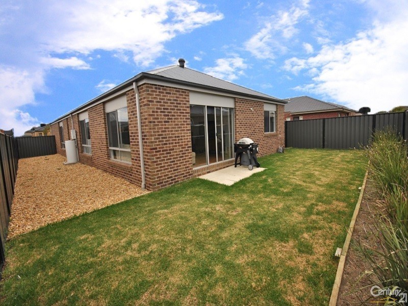 4  Hackney Circuit, Clyde North VIC 3978
