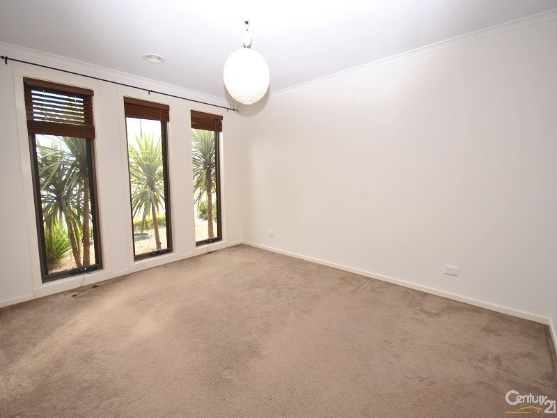5 Bianca Crescent, Cranbourne North VIC 3977