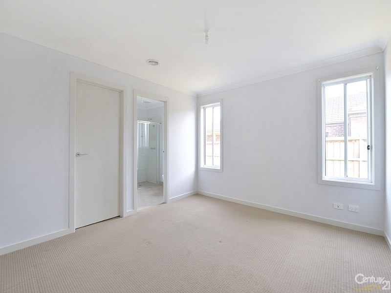 34 Beechtree Way, Cranbourne North VIC 3977