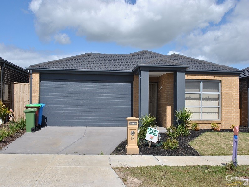 19 Bianca Crescent, Cranbourne North VIC 3977