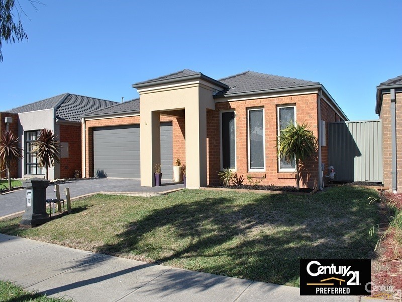 16 Maddock Drive, Cranbourne East VIC 3977