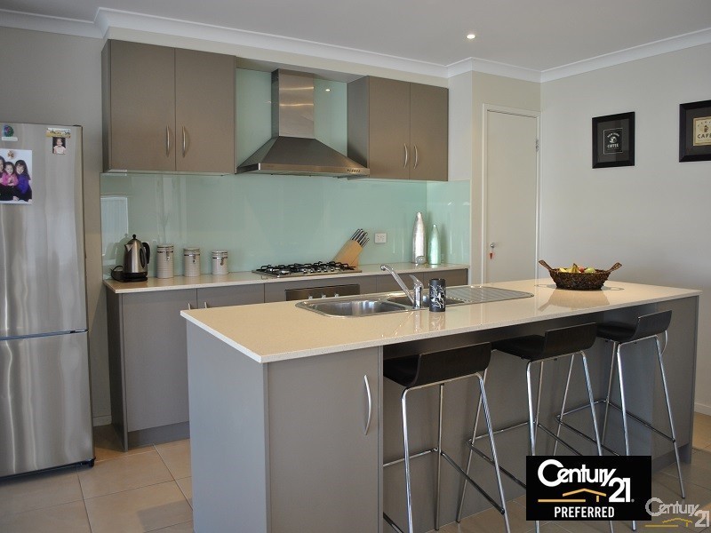 16 Maddock Drive, Cranbourne East VIC 3977