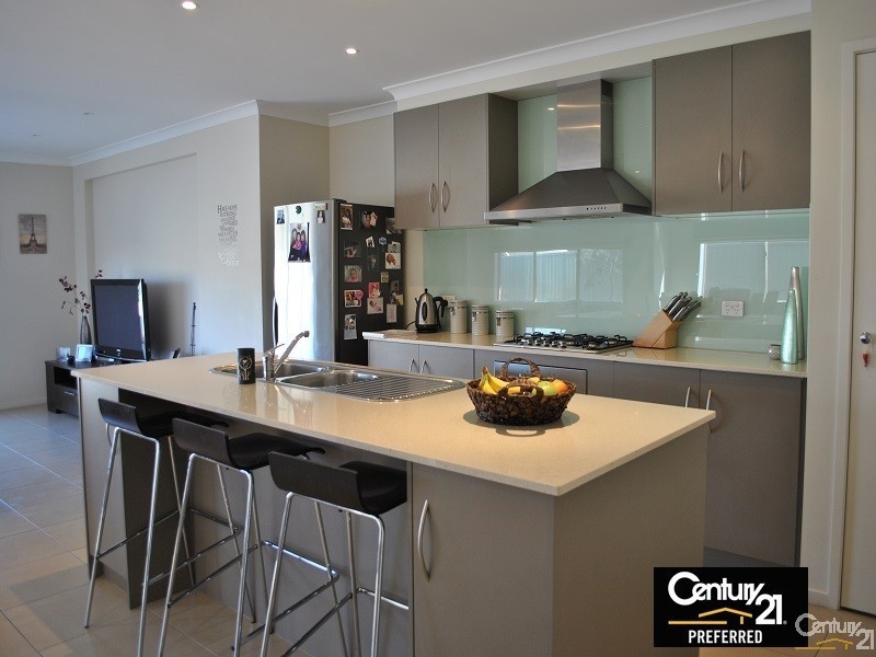 16 Maddock Drive, Cranbourne East VIC 3977