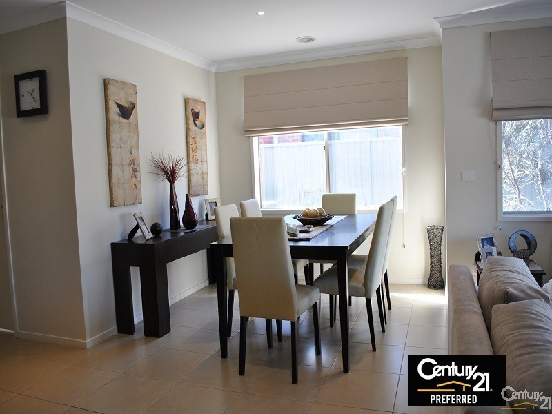 16 Maddock Drive, Cranbourne East VIC 3977