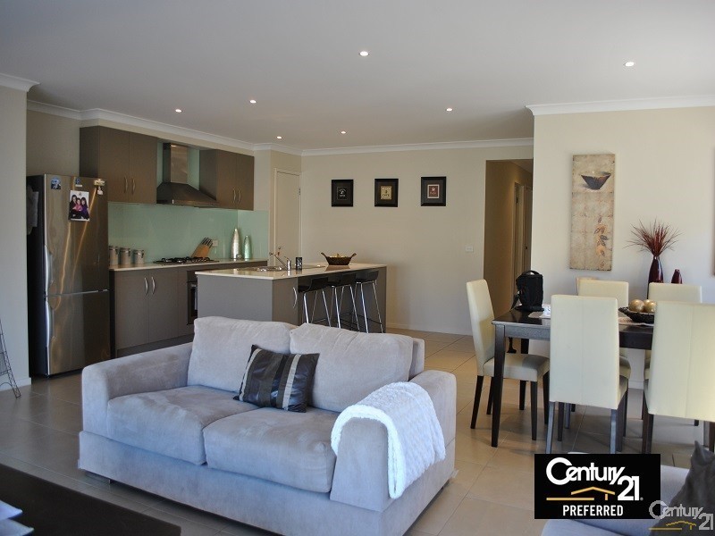 16 Maddock Drive, Cranbourne East VIC 3977