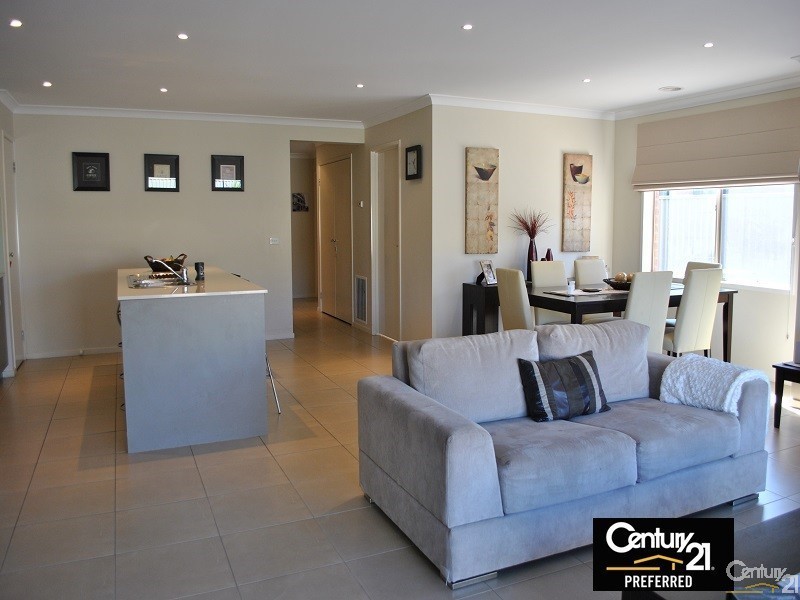 16 Maddock Drive, Cranbourne East VIC 3977