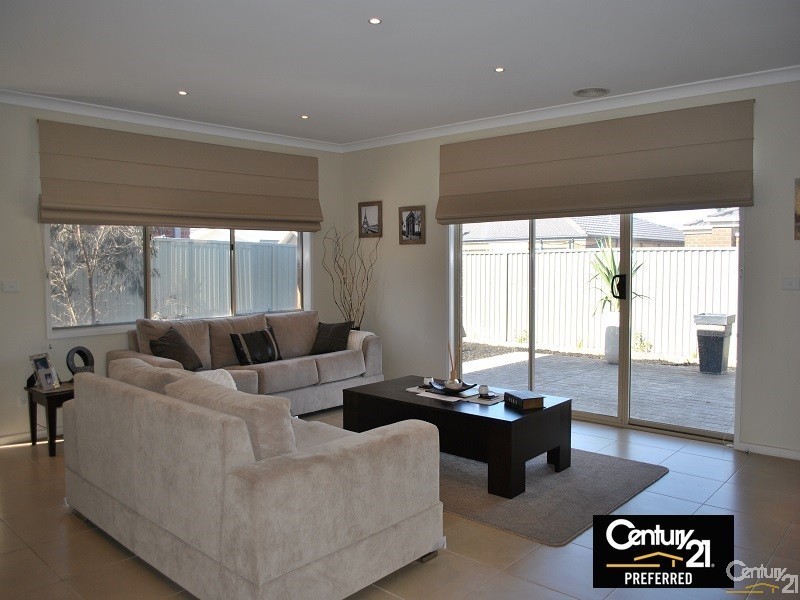 16 Maddock Drive, Cranbourne East VIC 3977