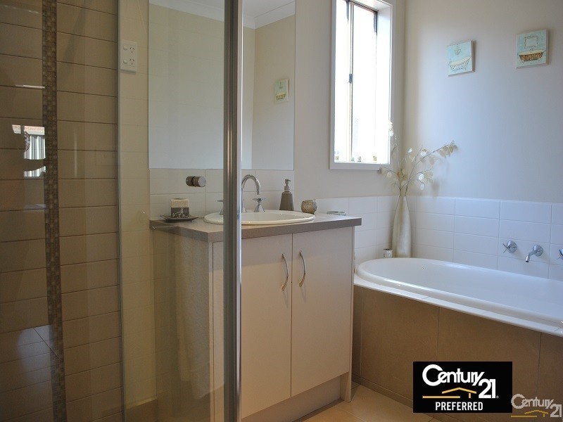 16 Maddock Drive, Cranbourne East VIC 3977