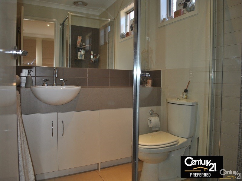 16 Maddock Drive, Cranbourne East VIC 3977