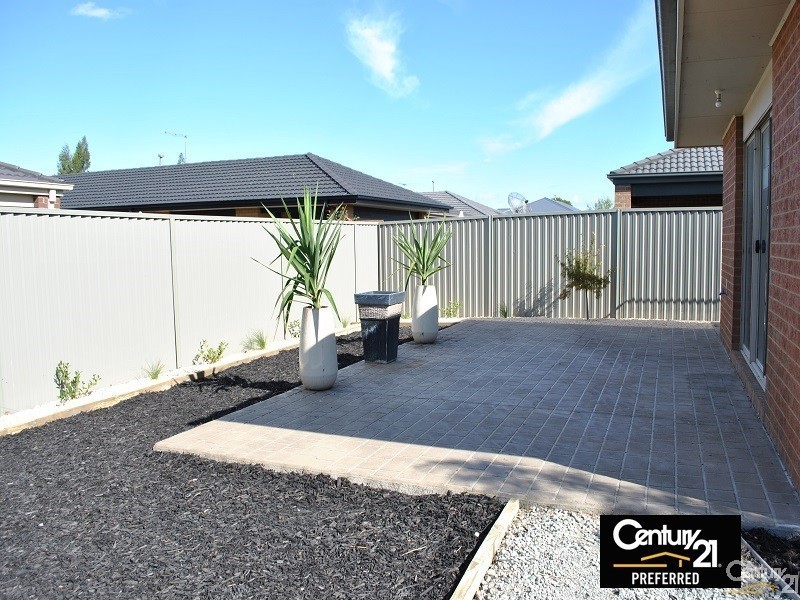 16 Maddock Drive, Cranbourne East VIC 3977