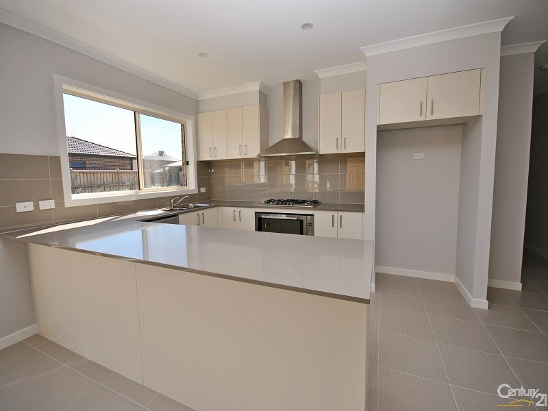 24 Serene Way, Clyde North VIC 3978