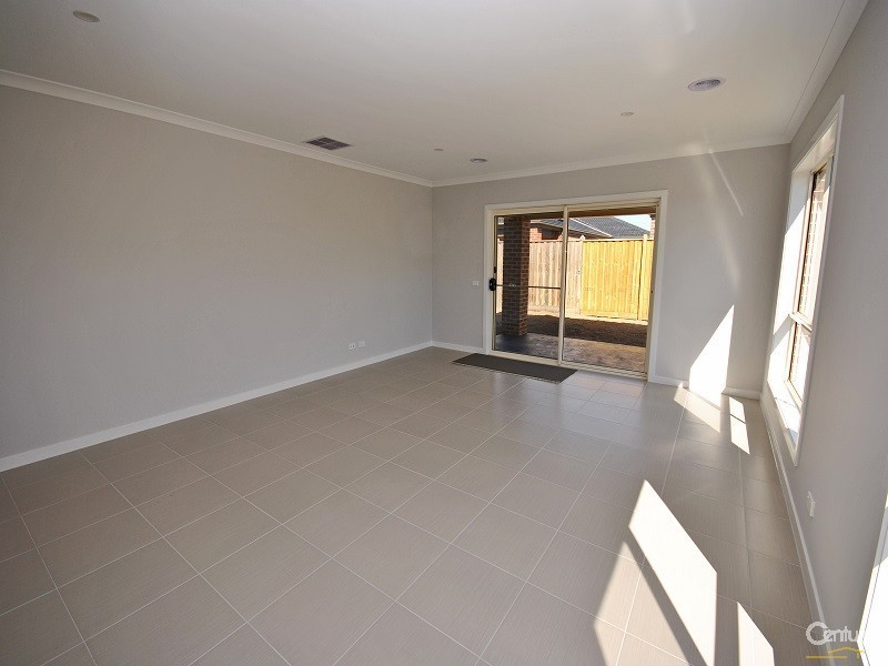 24 Serene Way, Clyde North VIC 3978