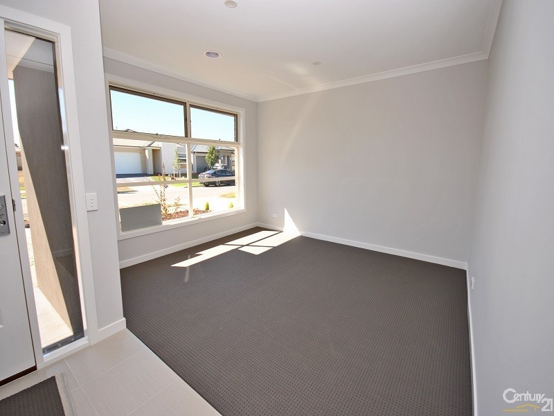 24 Serene Way, Clyde North VIC 3978