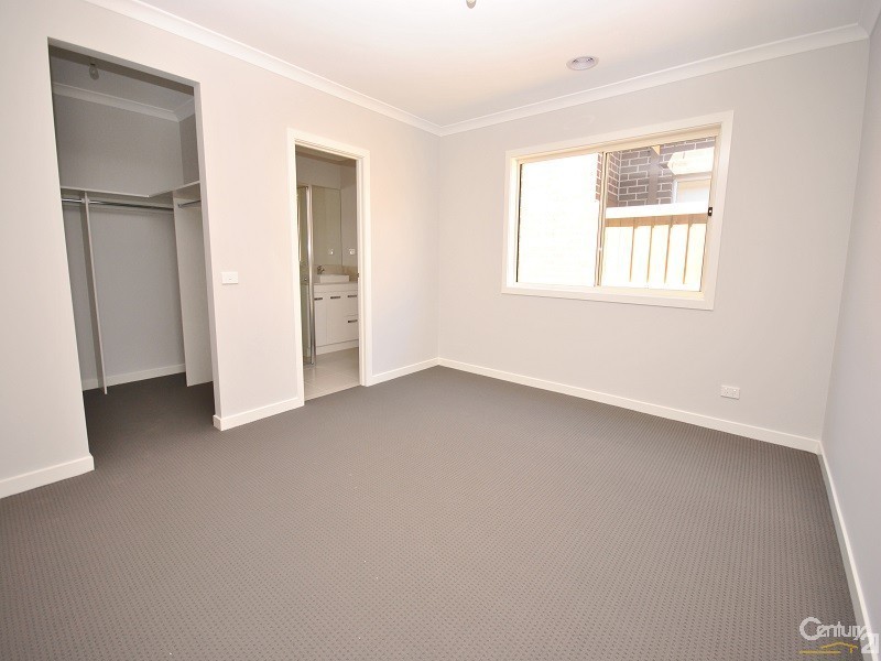 24 Serene Way, Clyde North VIC 3978