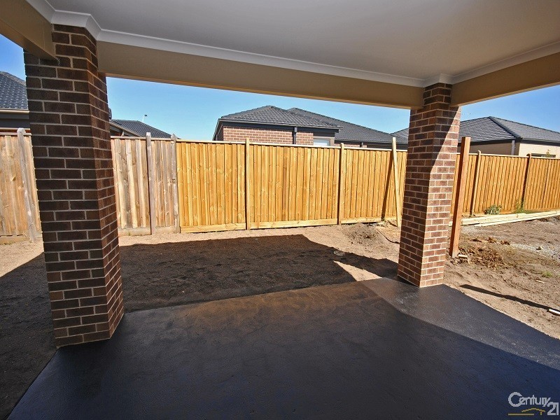 24 Serene Way, Clyde North VIC 3978