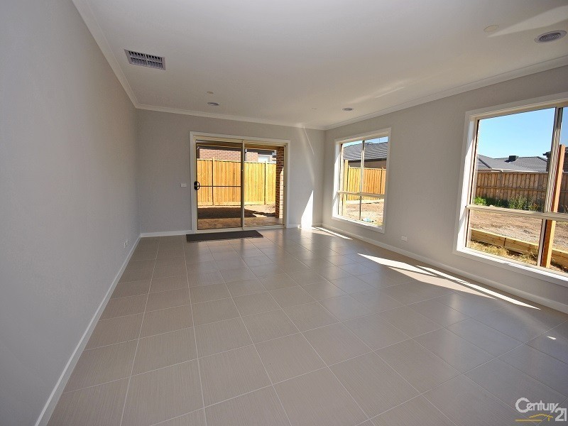 24 Serene Way, Clyde North VIC 3978