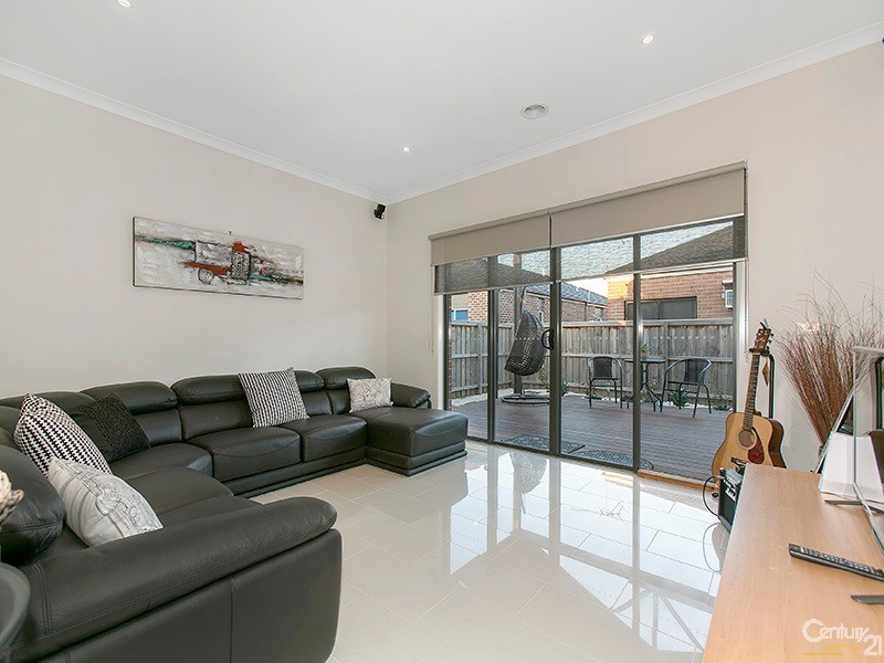 16 Curran Drive, Officer VIC 3809