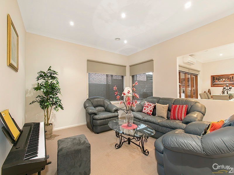 16 Curran Drive, Officer VIC 3809