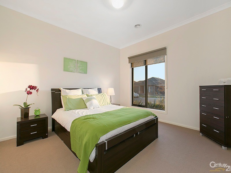 16 Curran Drive, Officer VIC 3809