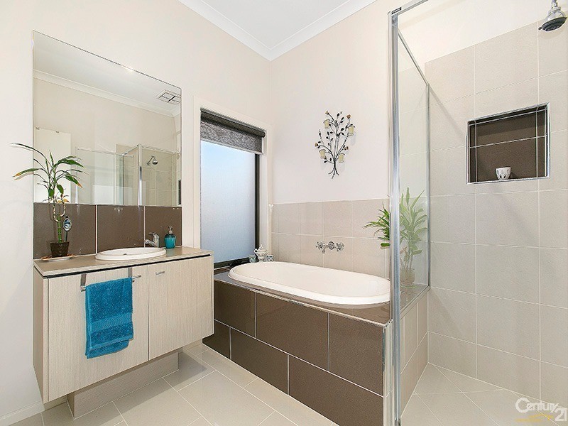 16 Curran Drive, Officer VIC 3809