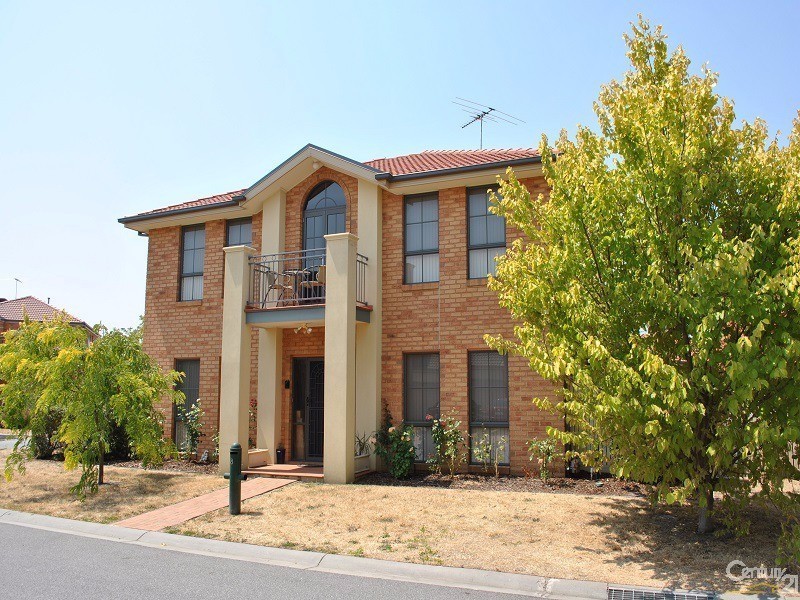 8 Amhurst Drive, Narre Warren South VIC 3805
