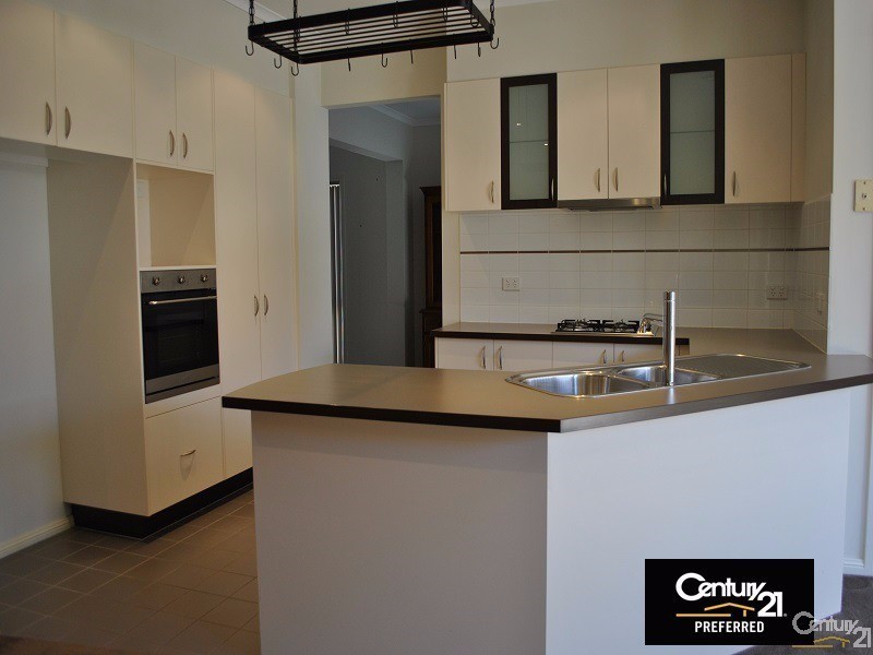 8 Amhurst Drive, Narre Warren South VIC 3805