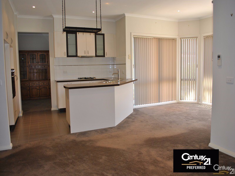 8 Amhurst Drive, Narre Warren South VIC 3805