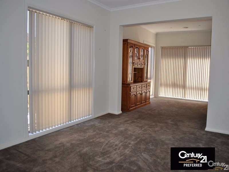 8 Amhurst Drive, Narre Warren South VIC 3805