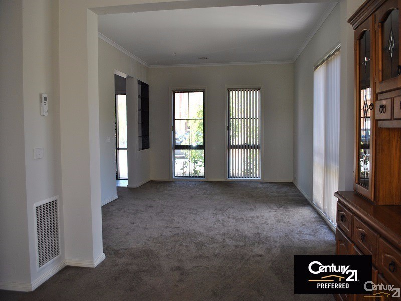 8 Amhurst Drive, Narre Warren South VIC 3805