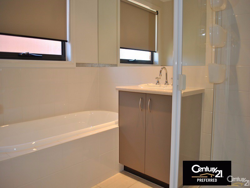 8 Amhurst Drive, Narre Warren South VIC 3805