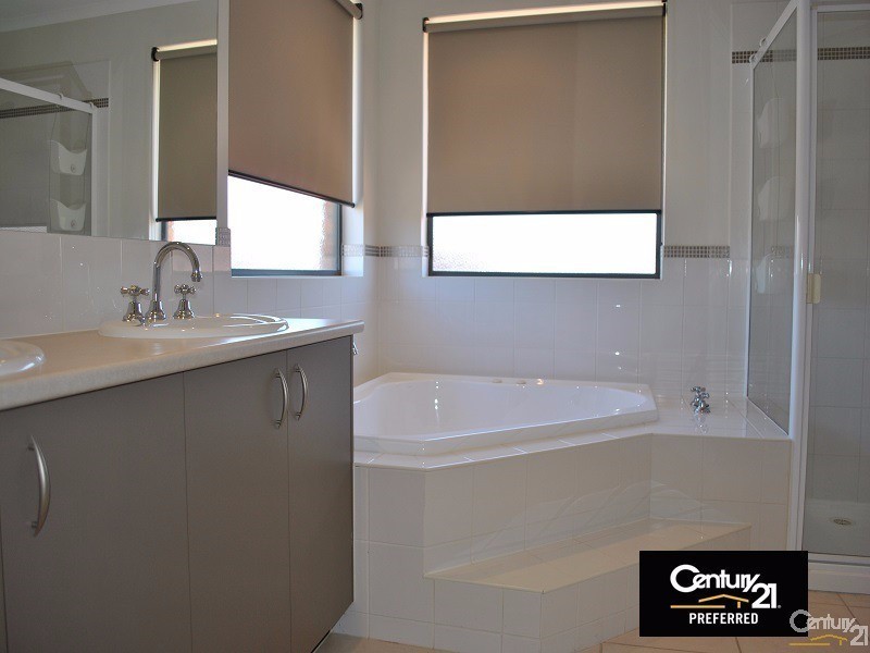 8 Amhurst Drive, Narre Warren South VIC 3805