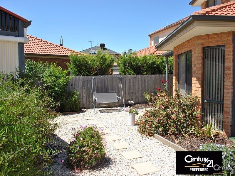 8 Amhurst Drive, Narre Warren South VIC 3805