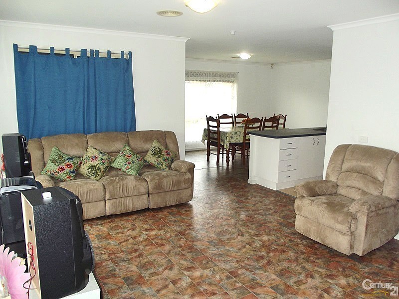 19 Taplan Crescent, Cranbourne West VIC 3977