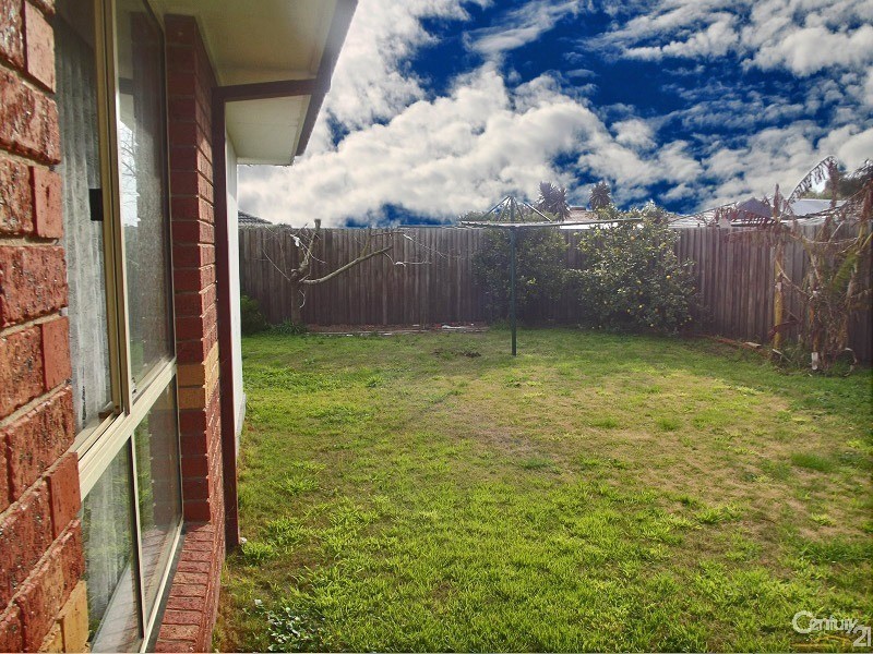 19 Taplan Crescent, Cranbourne West VIC 3977