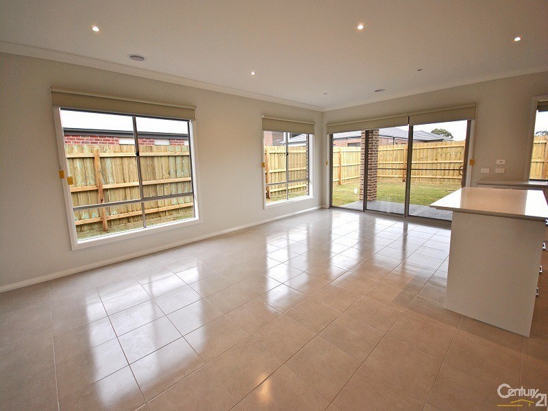 27 Joanne Way, Officer VIC 3809