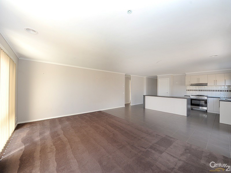 30 Kingsfield Crescent, Lynbrook VIC 3975