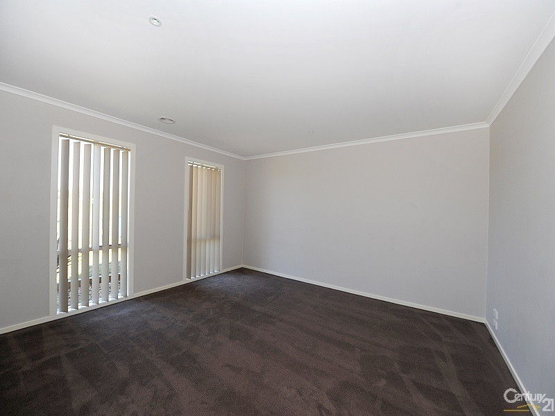 30 Kingsfield Crescent, Lynbrook VIC 3975