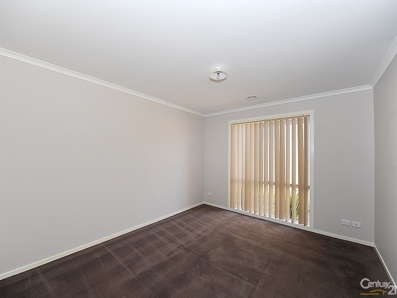 30 Kingsfield Crescent, Lynbrook VIC 3975