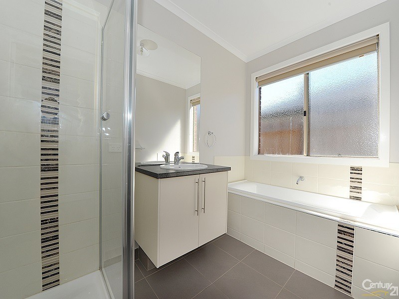 30 Kingsfield Crescent, Lynbrook VIC 3975