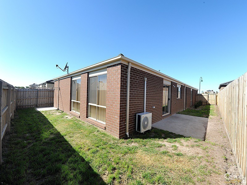 30 Kingsfield Crescent, Lynbrook VIC 3975